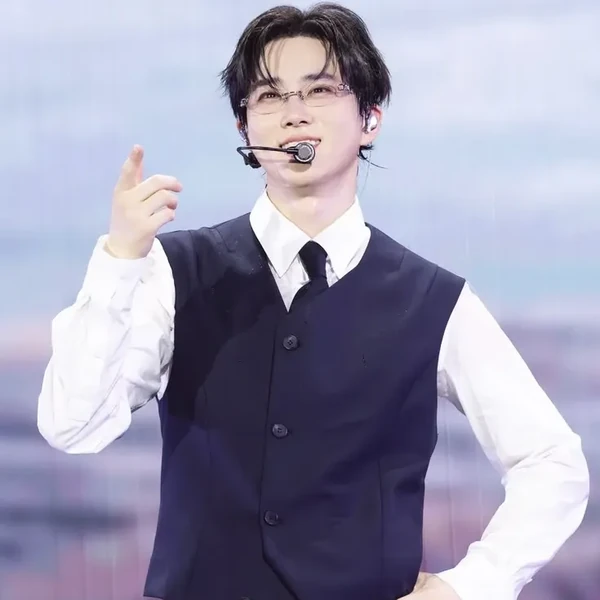 Popular profile image of Suho (EXO) selected by votes