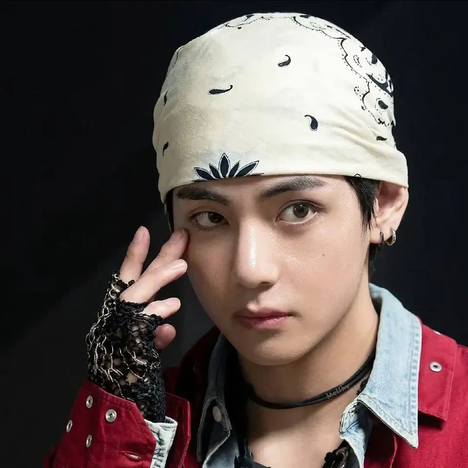 Behind-the-scenes cut of V (BTS)