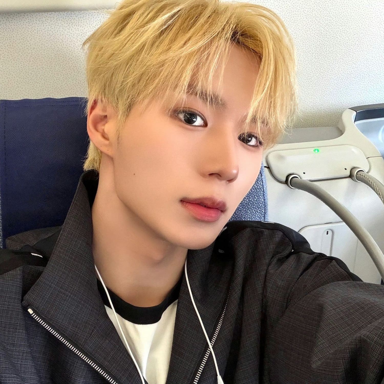 Behind-the-scenes cut of Kim Junseo (ALPHA DRIVE ONE)
