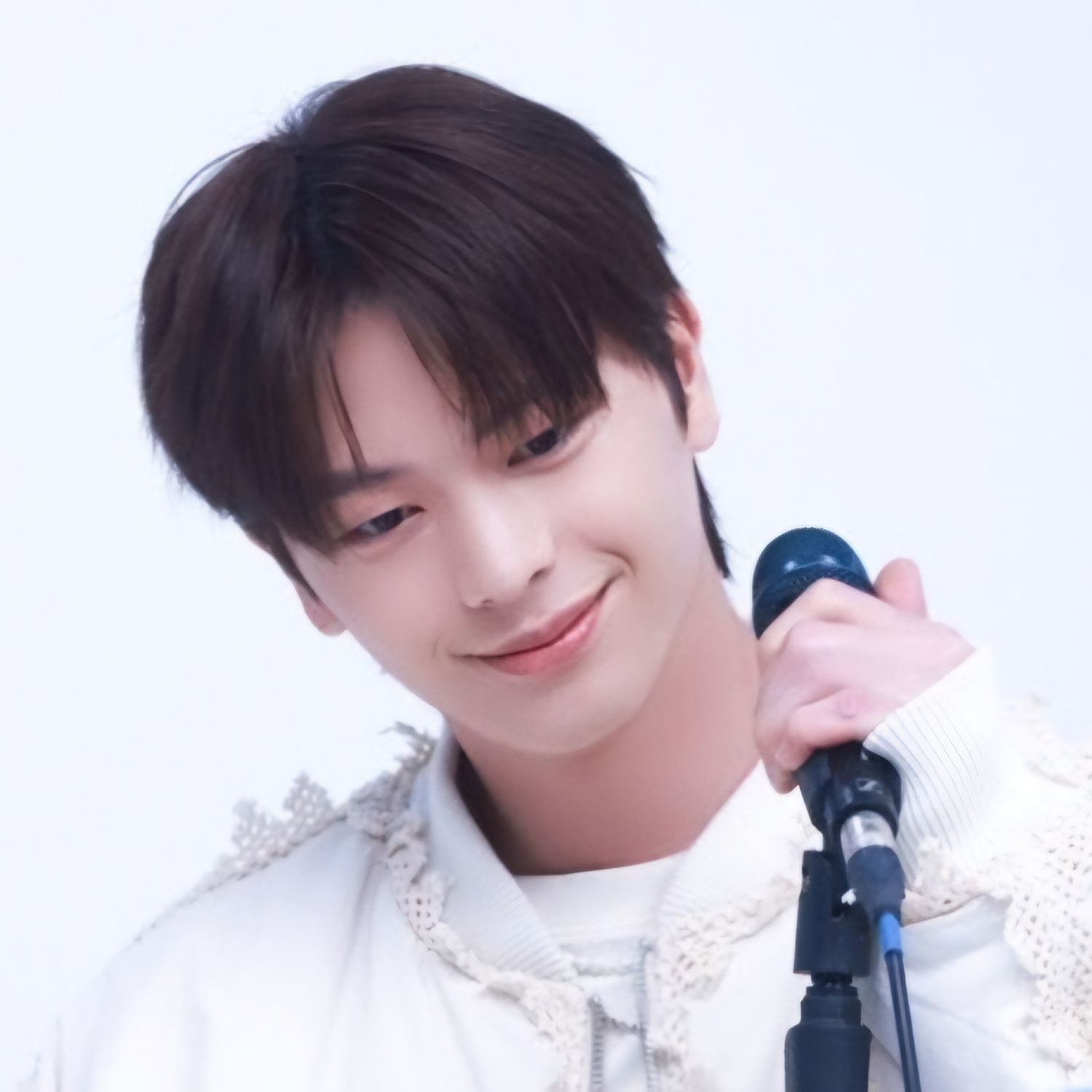 Behind-the-scenes cut of Yook Sungjae (BTOB)
