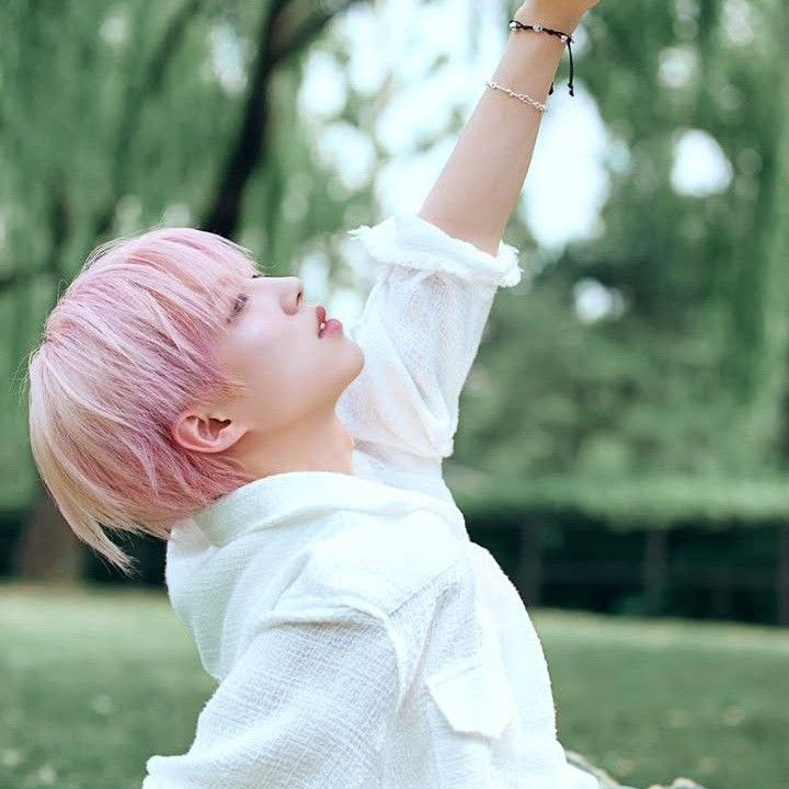 Behind-the-scenes cut of Minho (8TURN)