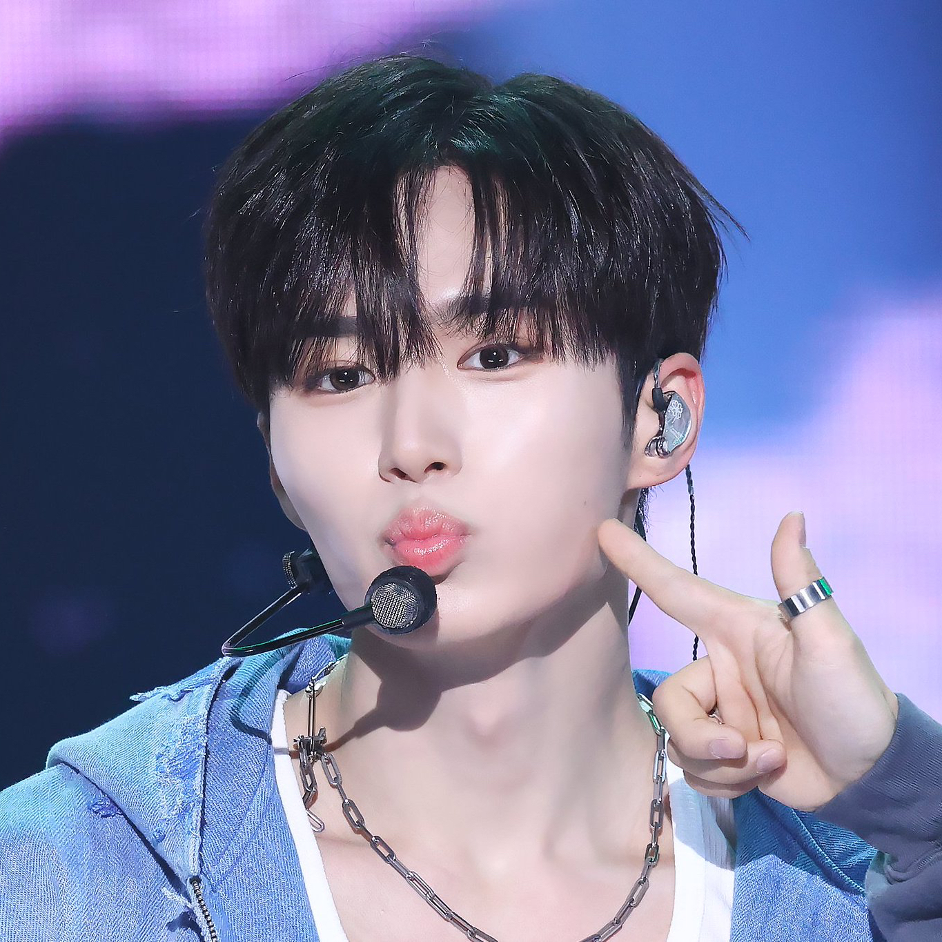 Behind-the-scenes cut of Kim Junseo (ALPHA DRIVE ONE)