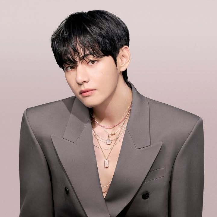 Behind-the-scenes cut of V (BTS)