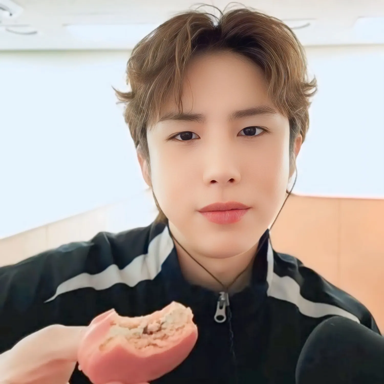 Latest photo of Wow (A.C.E)