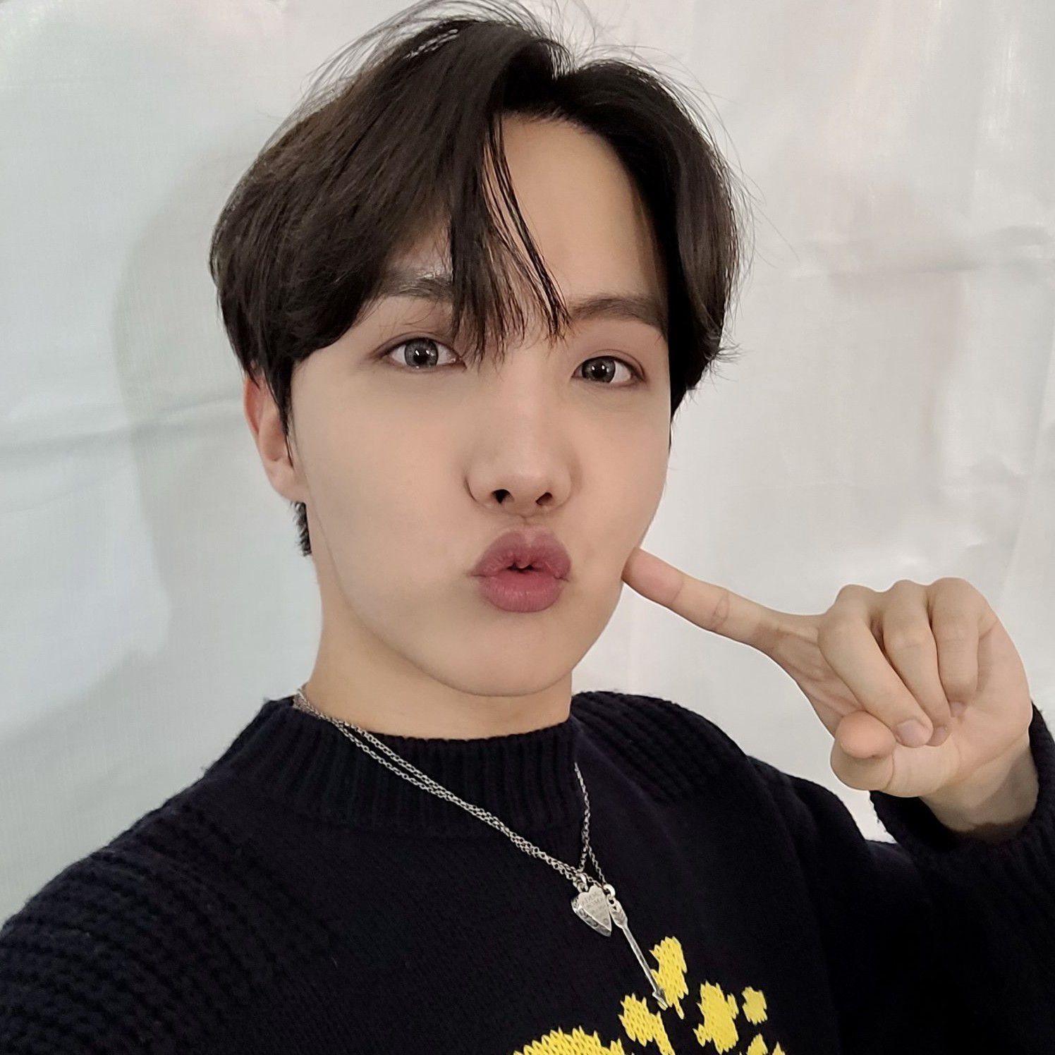 Foto aktivitas terbaru j-hope (BTS)