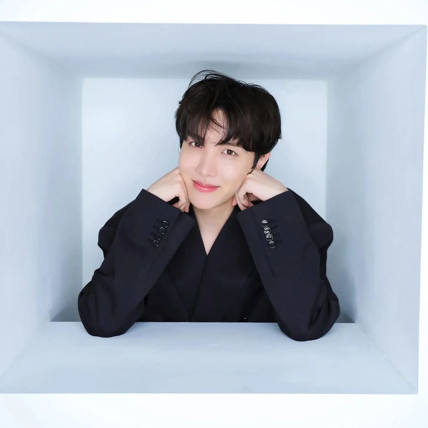 Foto terbaru j-hope (BTS)