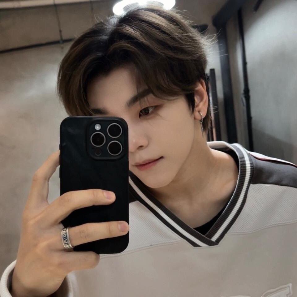 A moment captured by He Xinlong (ALPHA DRIVE ONE)'s fan