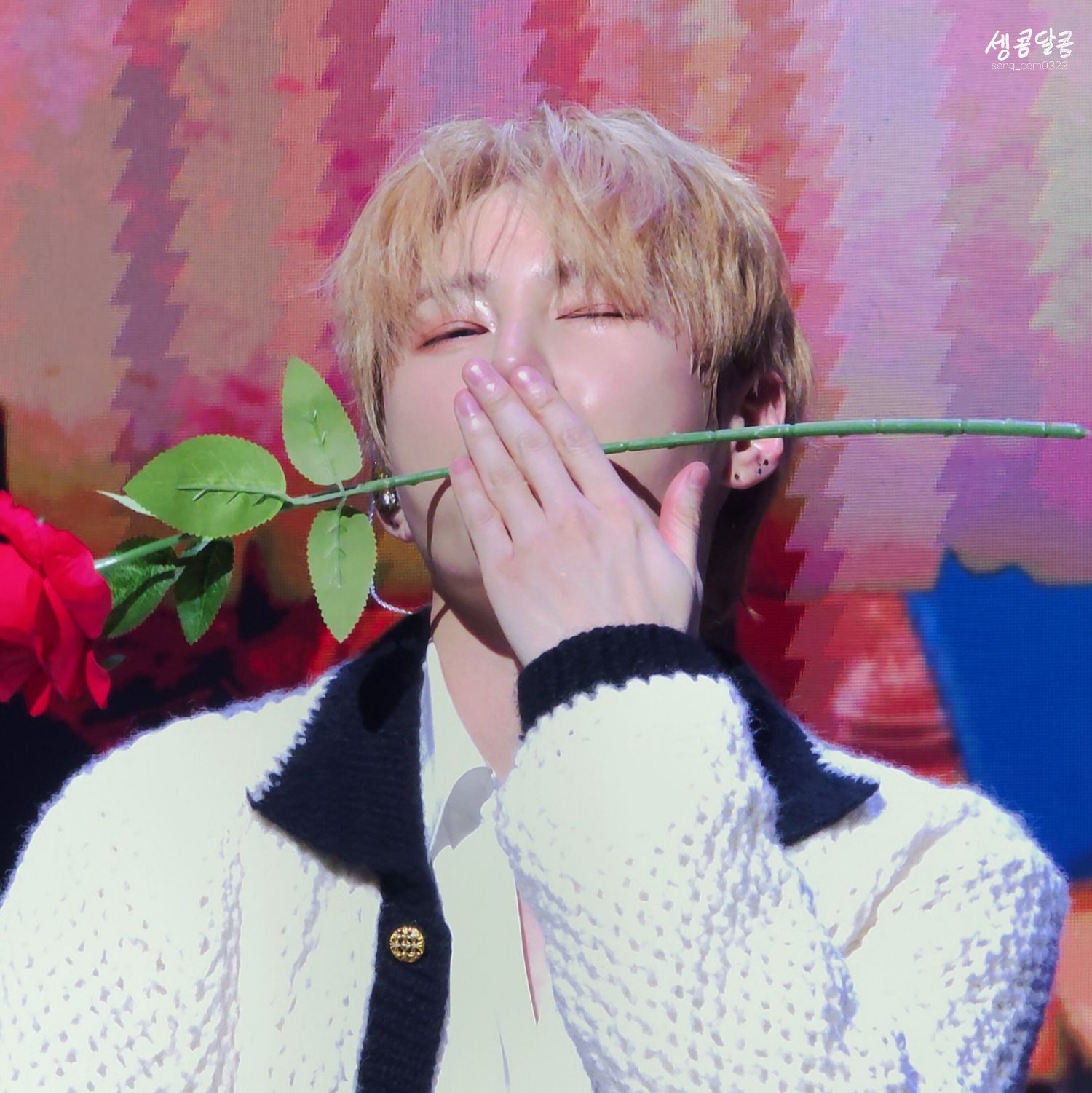 A moment captured by Ha Sungwoon's fan