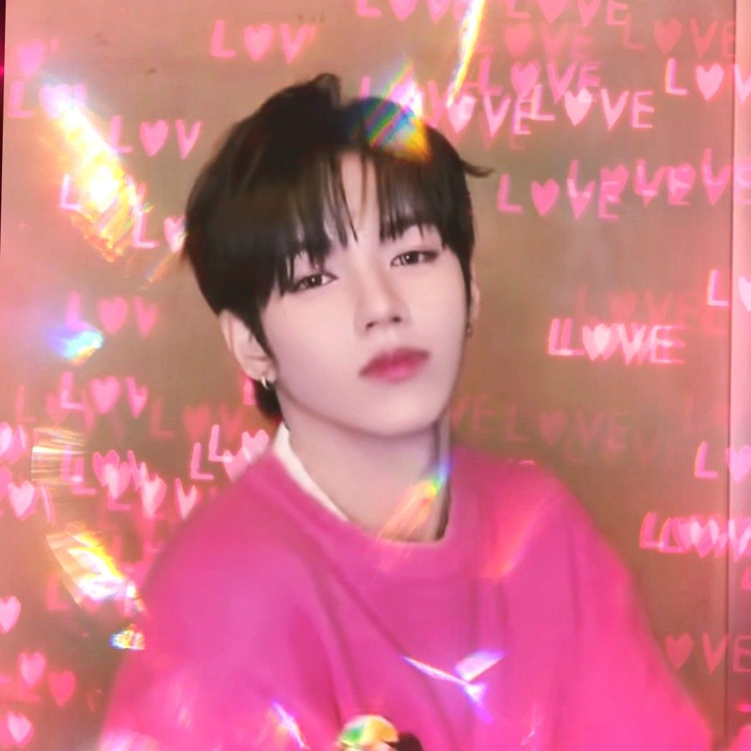 A moment captured by JL (AHOF)'s fan