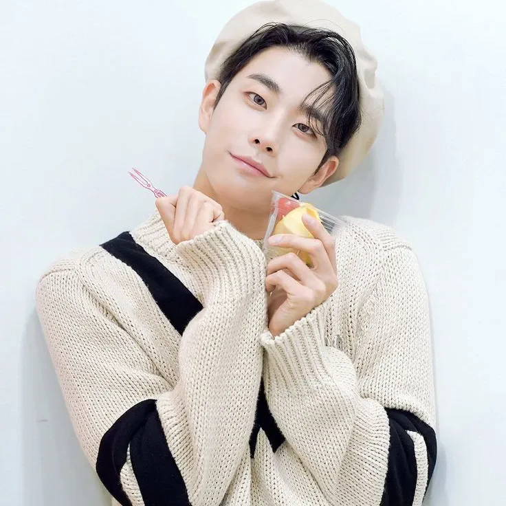 A moment captured by MJ (ASTRO)'s fan