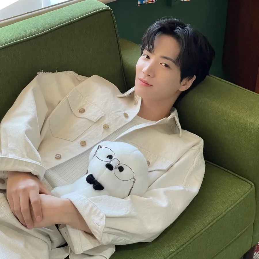 A moment captured by Kim Jonghyeon's fan