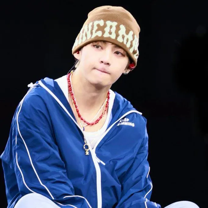 뷔 (방탄소년단) 최근 활동샷