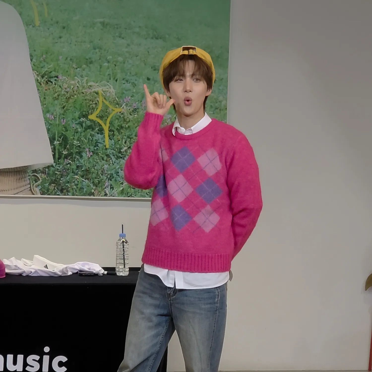 A moment captured by Hui (PENTAGON)'s fan