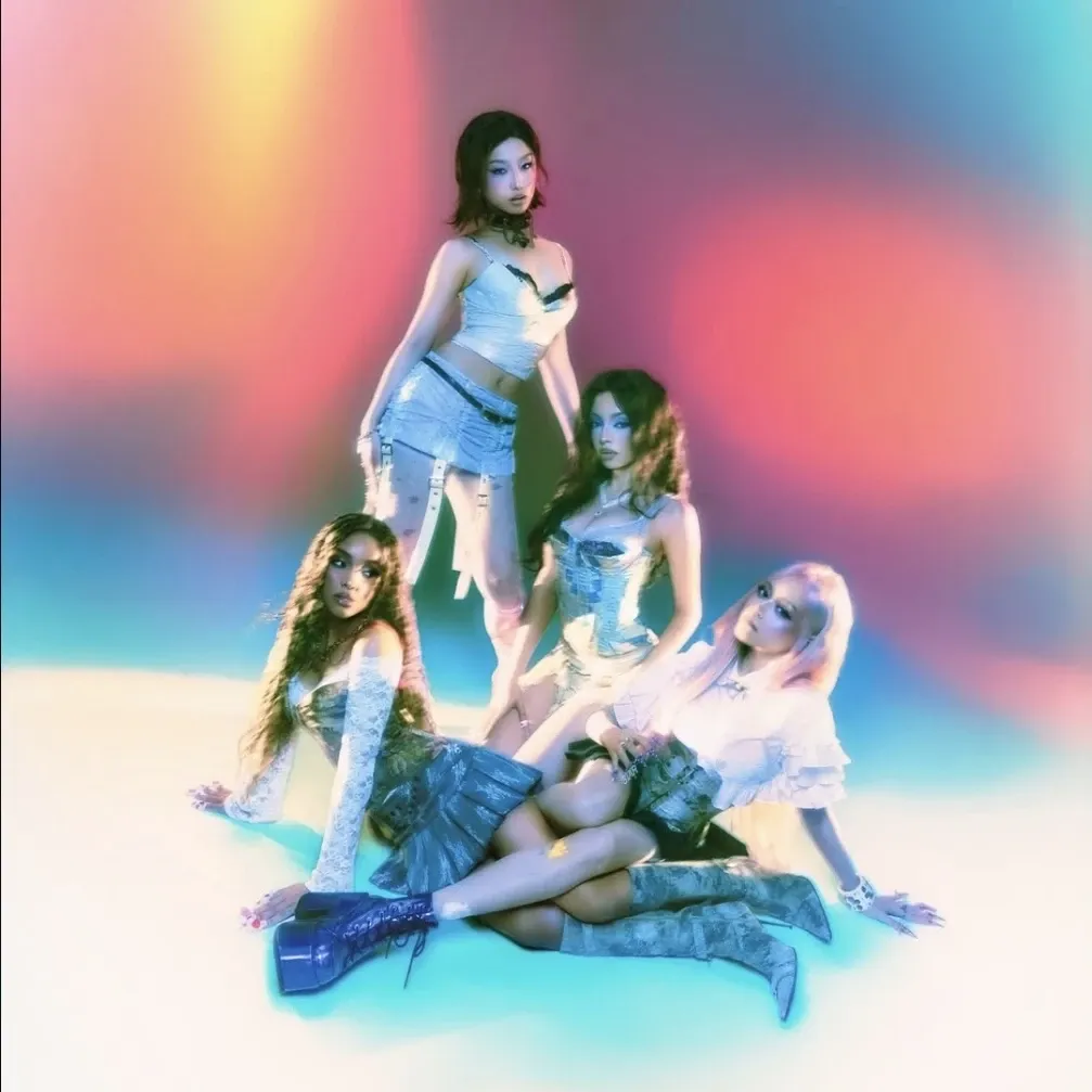 A moment captured by GIRLSET's fan