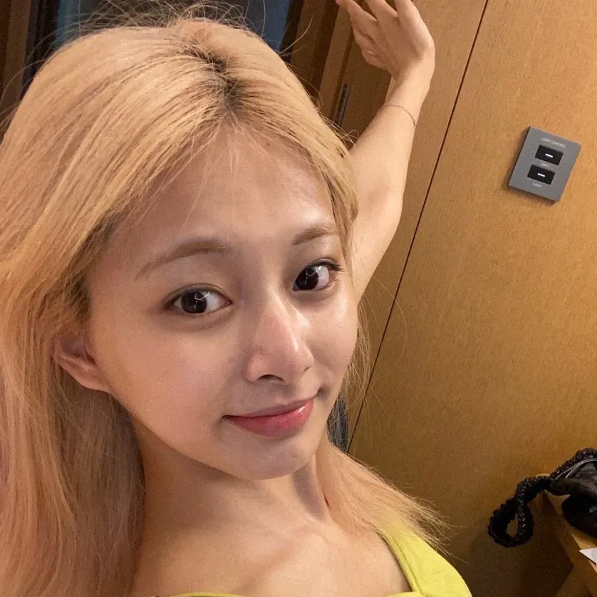 Foto aktivitas terbaru Tzuyu (TWICE)