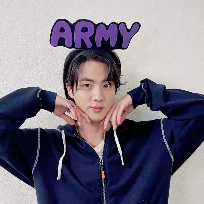 Foto aktivitas terbaru Jin (BTS)