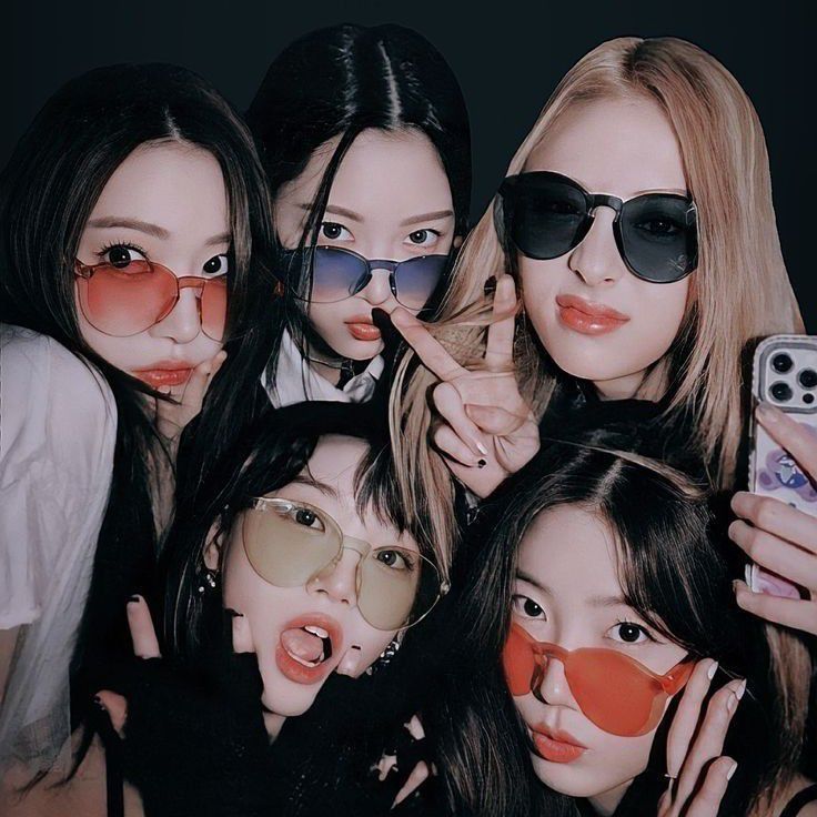 Recent activity shot of LE SSERAFIM