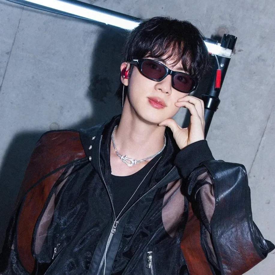 Foto aktivitas terbaru Jin (BTS)