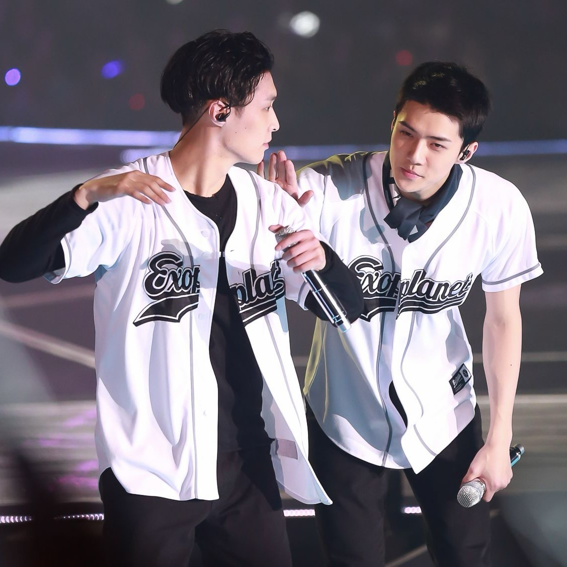 Behind-the-scenes cut of Lay (EXO)