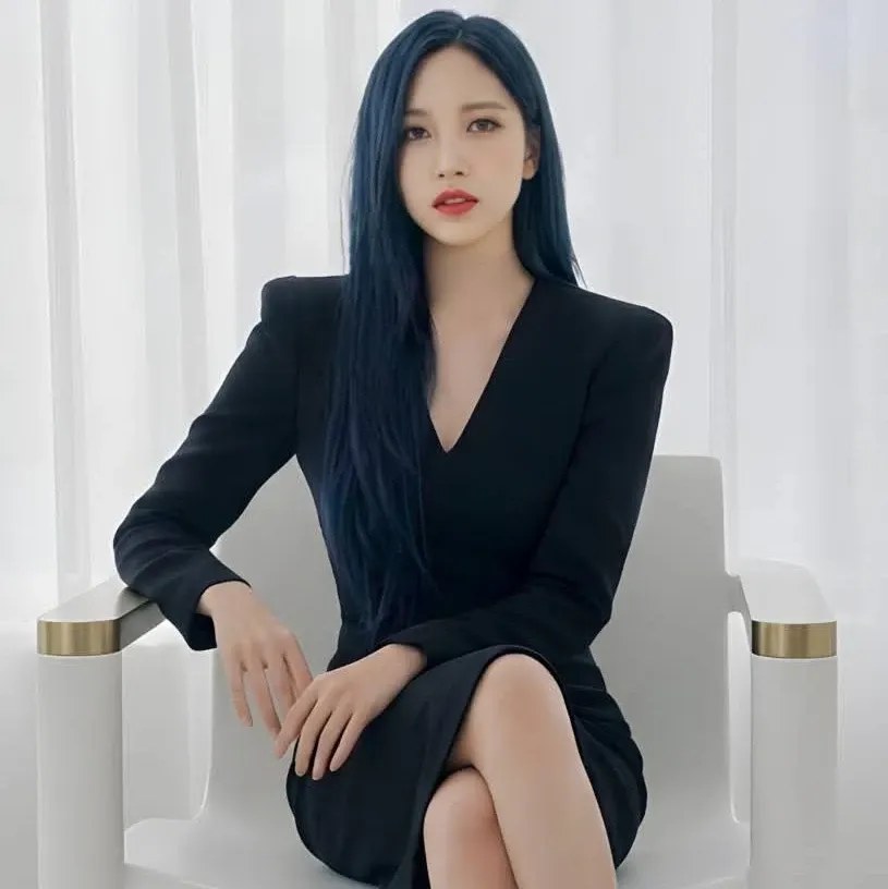 Behind-the-scenes cut of Mina (TWICE)