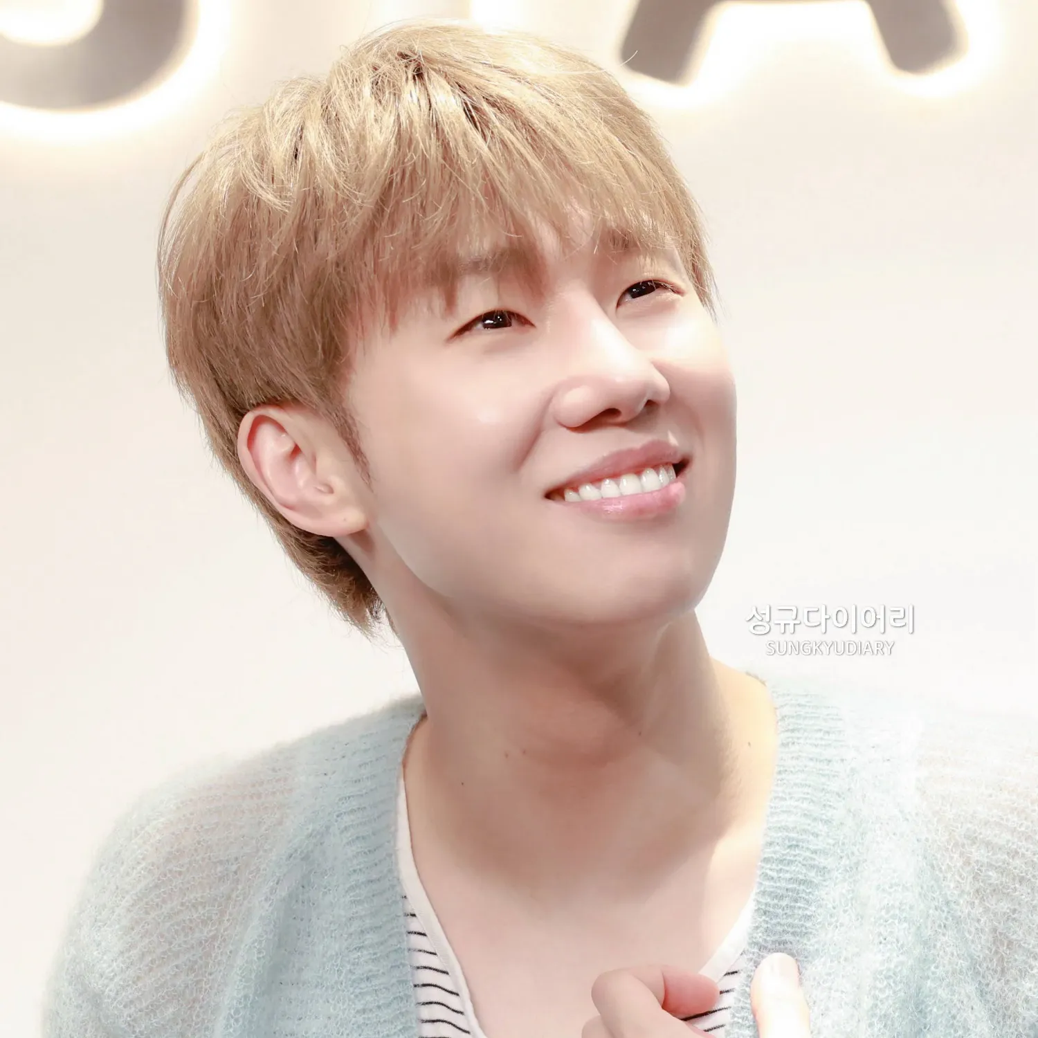 A moment captured by Sungkyu (INFINITE)'s fan