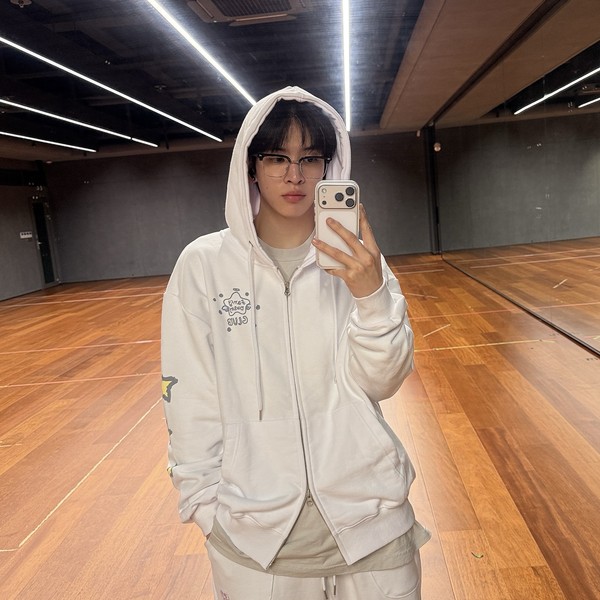 Signature photo of Allen (CRAVITY) capturing their charm