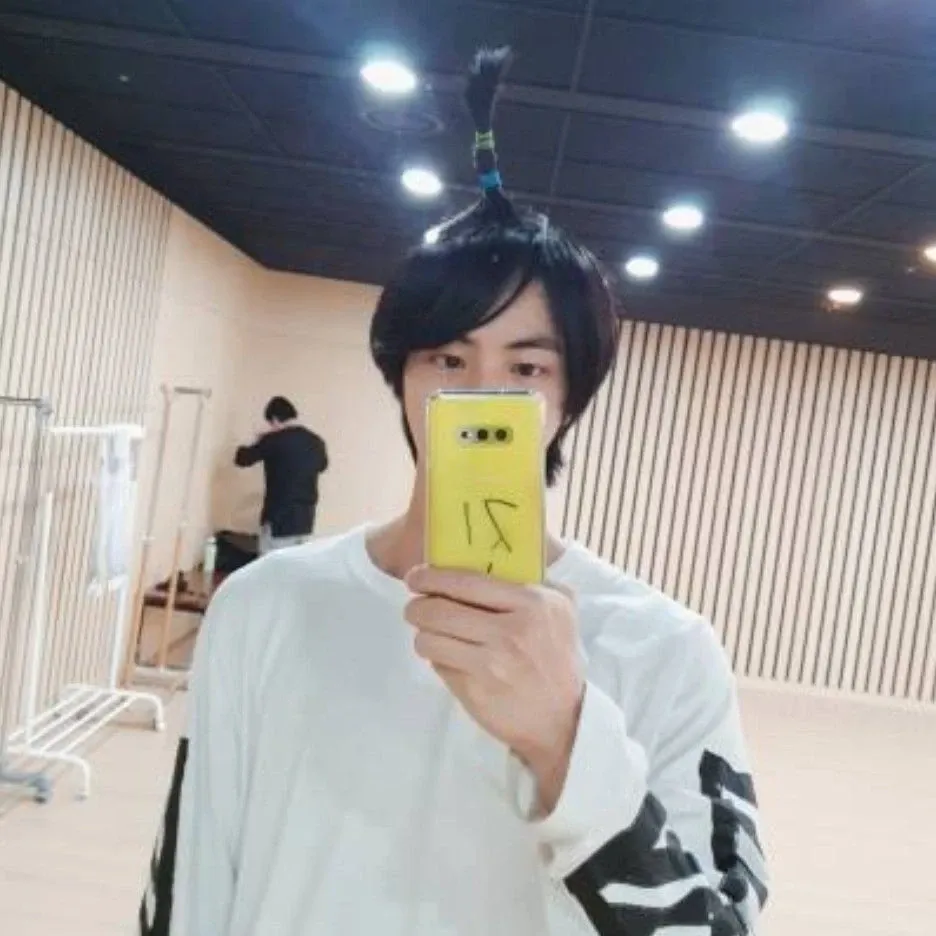 Momen yang diabadikan oleh penggemar Jin (BTS)