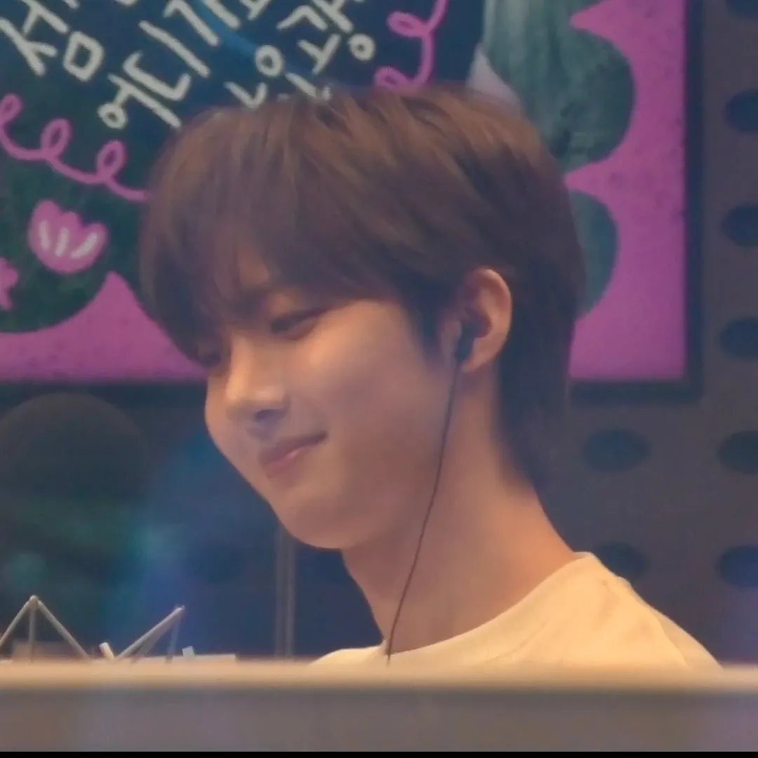 Behind-the-scenes cut of Hui (PENTAGON)