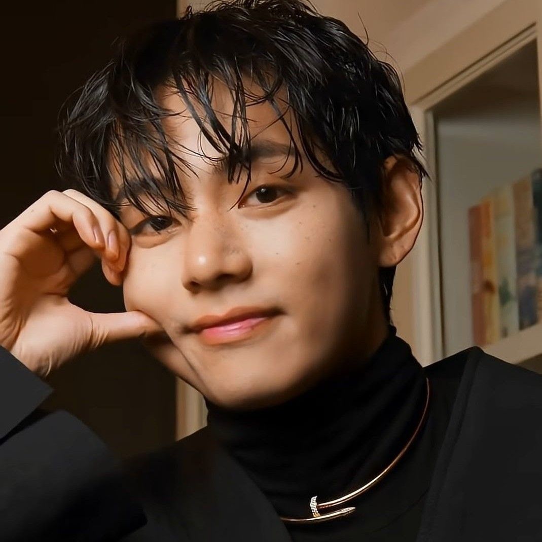 Foto aktivitas terbaru V (BTS)