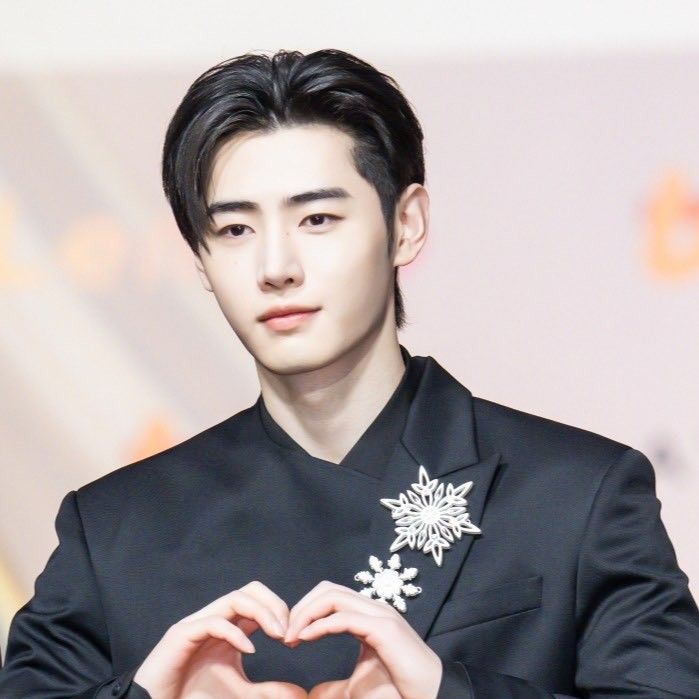 Foto aktivitas terbaru Sunghoon (ENHYPEN)