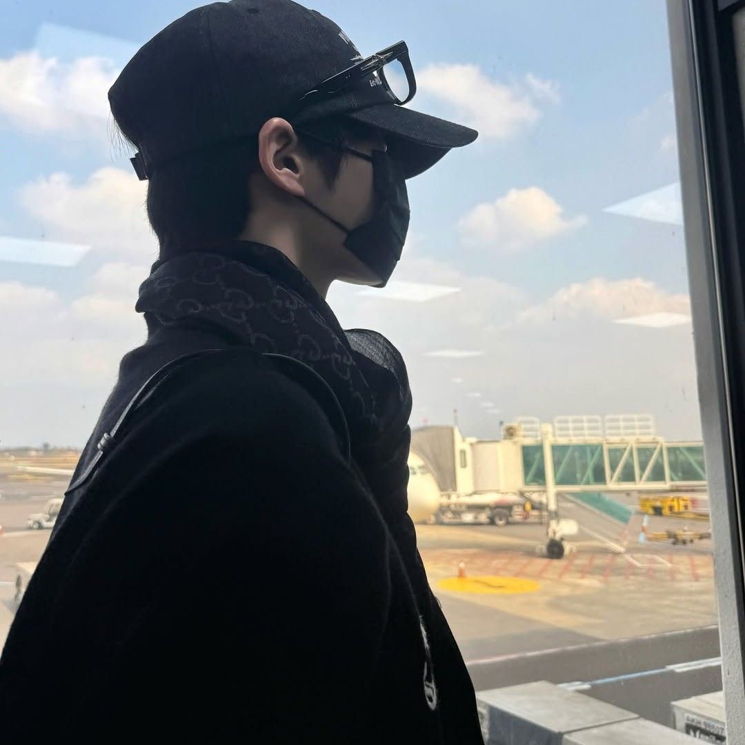 Foto terbaru Sung Hanbin (ZEROBASEONE)