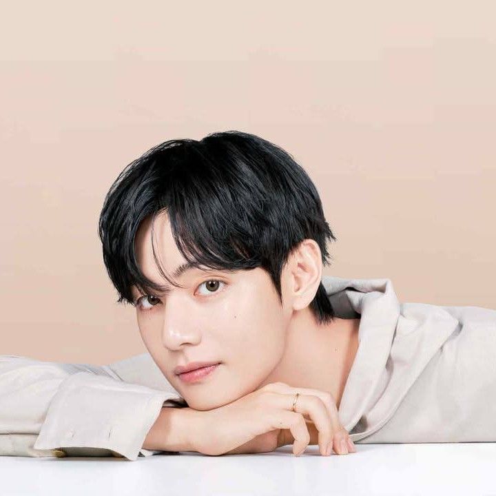 뷔 (방탄소년단)의 최신 사진