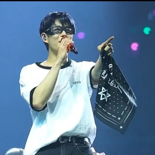 A moment captured by MJ (ASTRO)'s fan