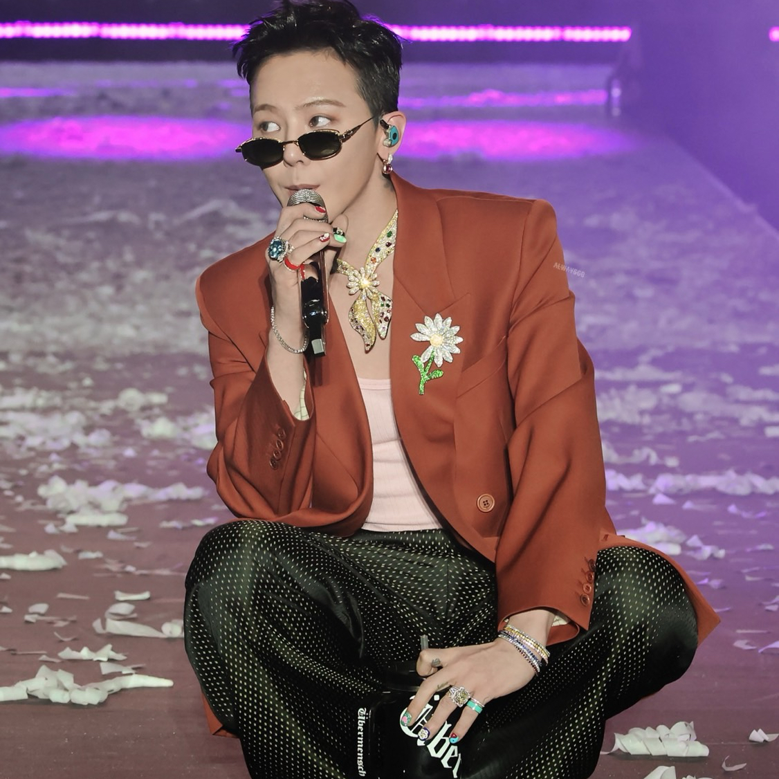 Momen yang diabadikan oleh penggemar G-DRAGON (BIGBANG)