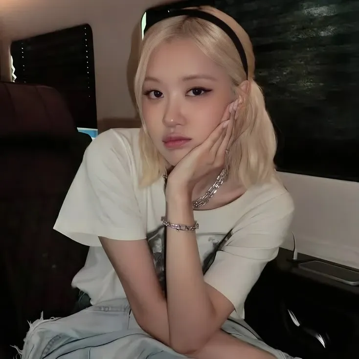 ROSÉ (BLACKPINK)的最新照片