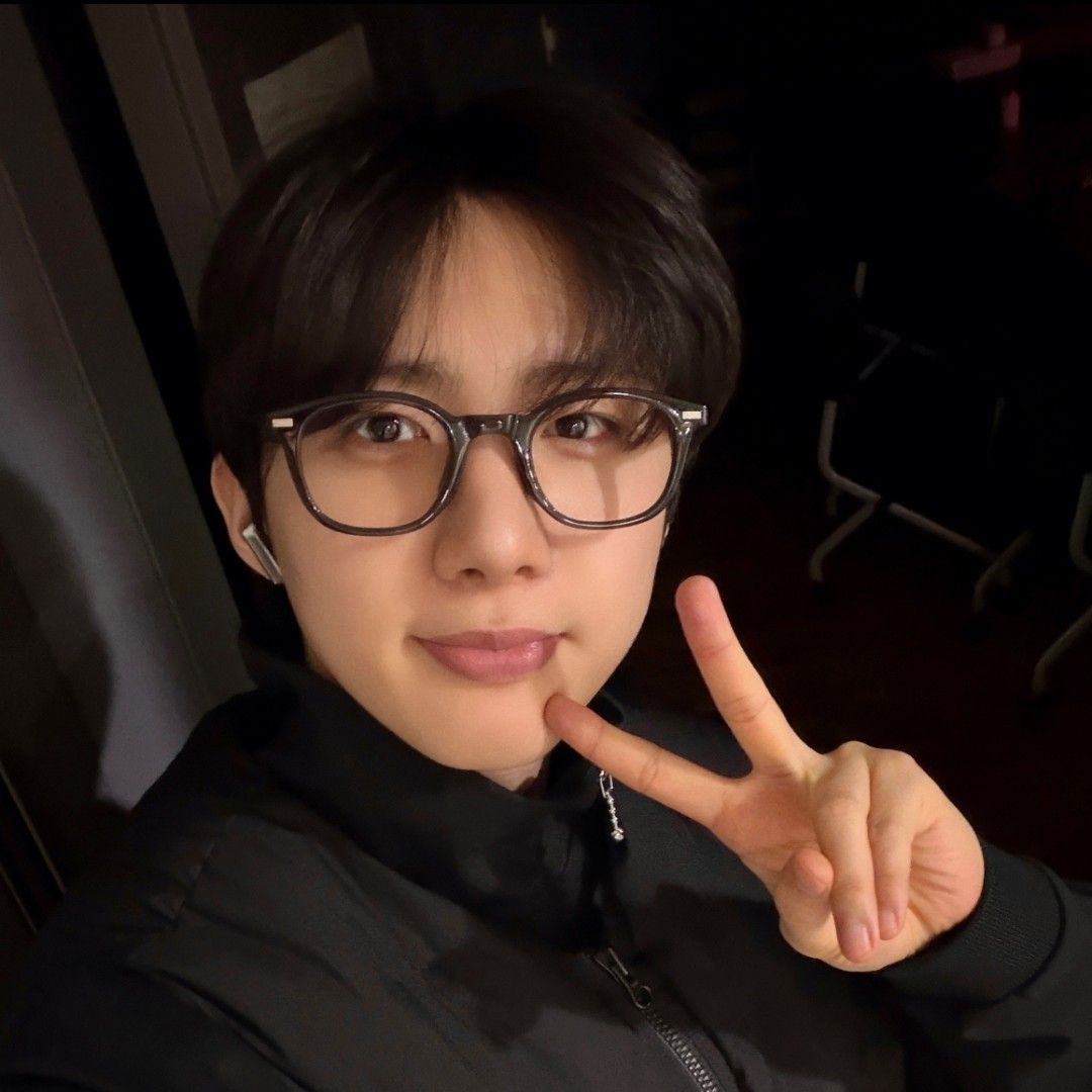 A moment captured by Hui (PENTAGON)'s fan