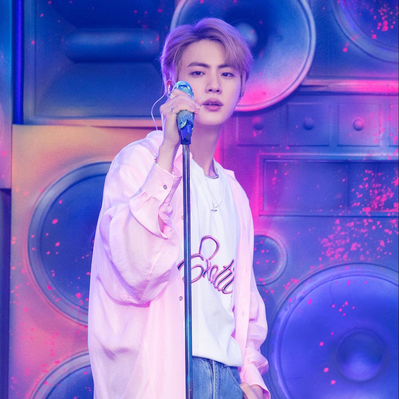 Foto aktivitas terbaru Jin (BTS)