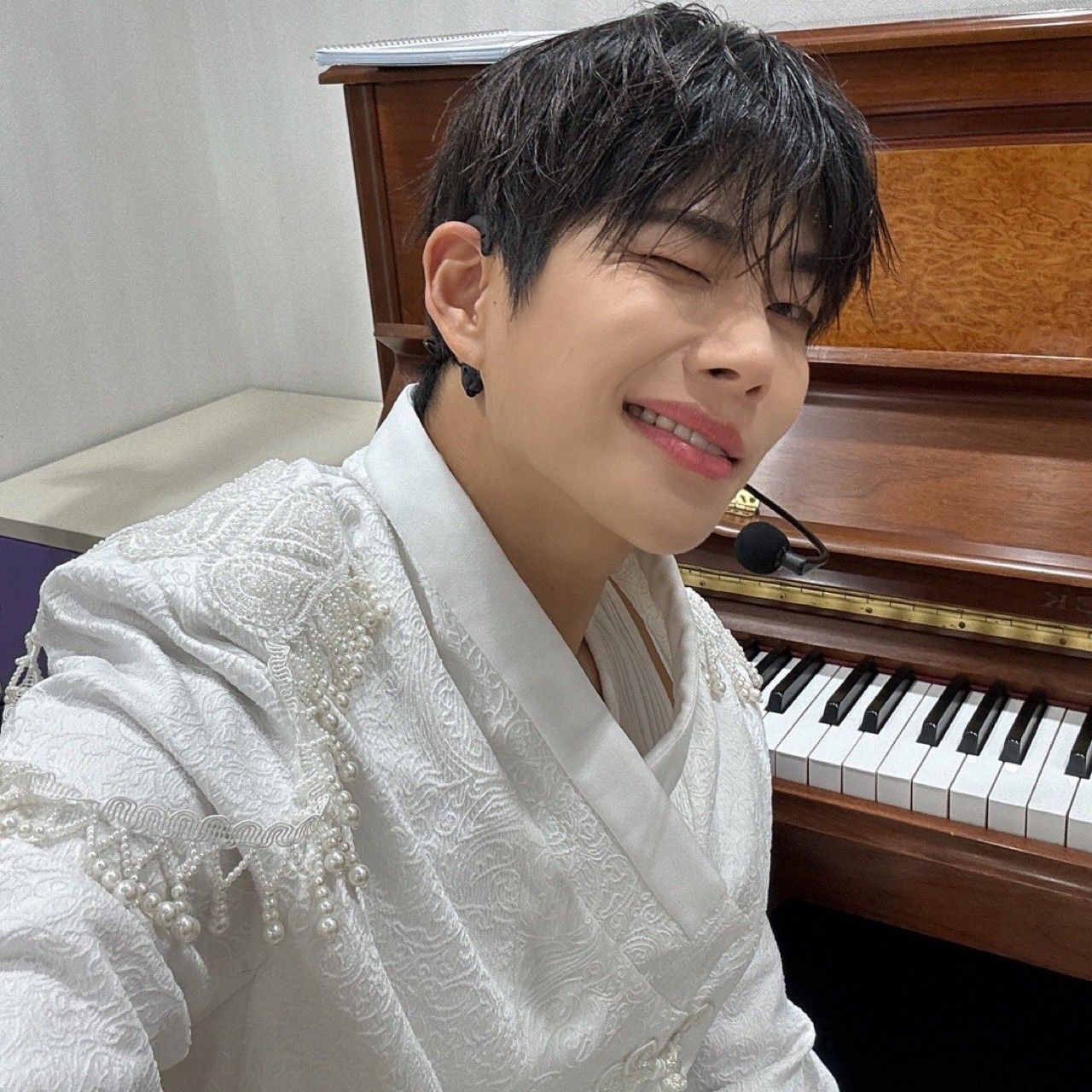 Behind-the-scenes cut of MJ (ASTRO)