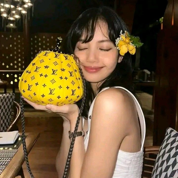 Behind-the-scenes cut of Lisa (BLACKPINK)