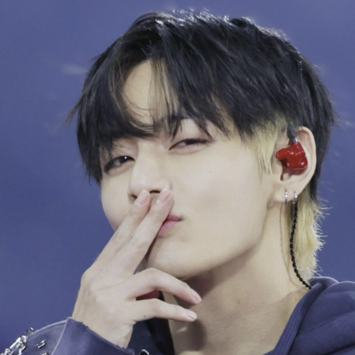 Behind-the-scenes cut of V (BTS)