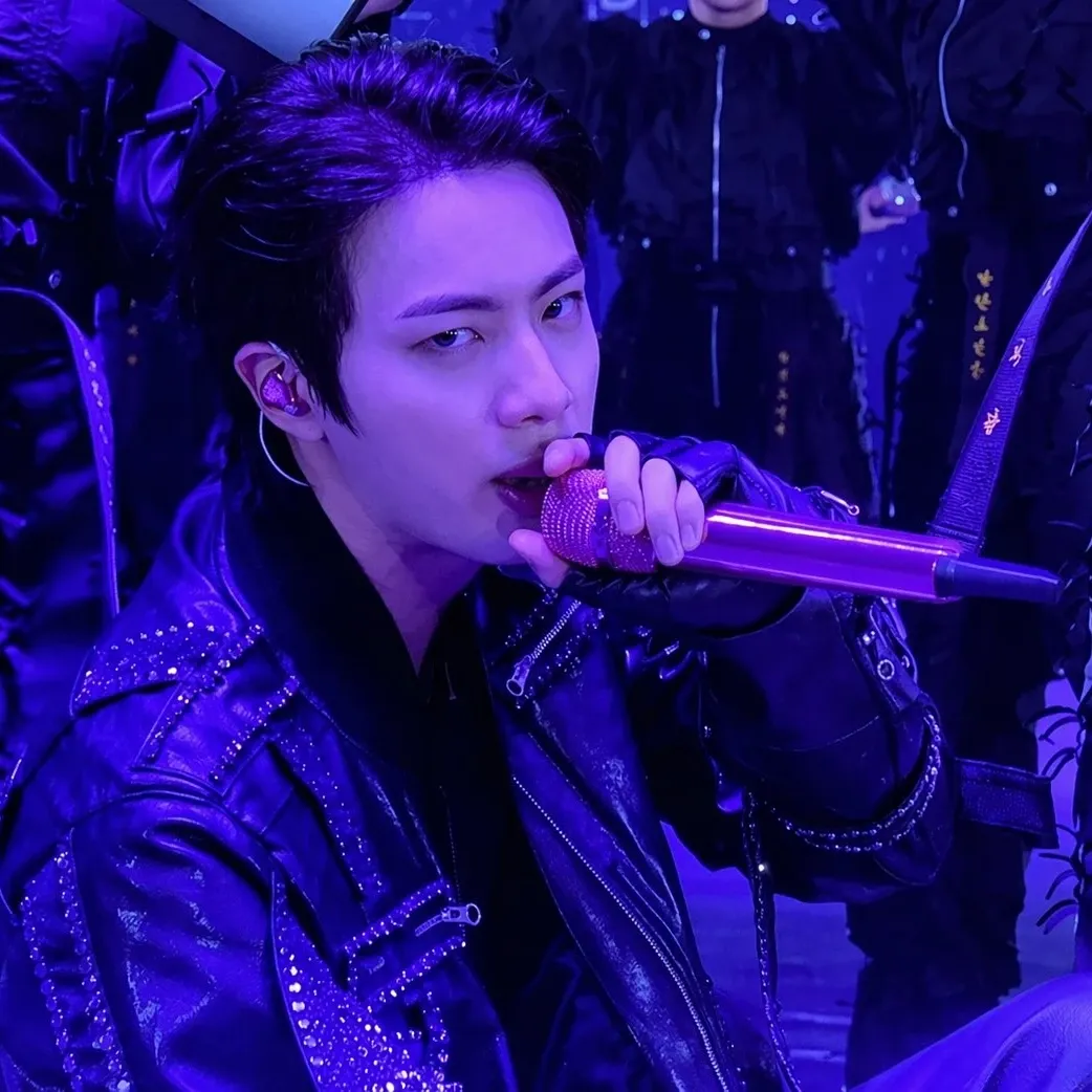 Foto aktivitas terbaru Jin (BTS)