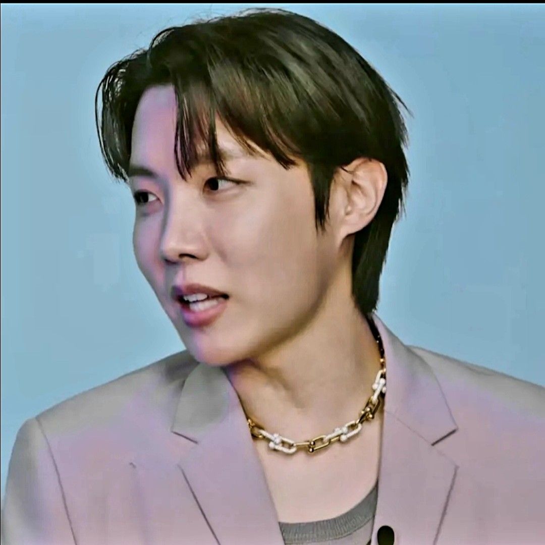 Foto aktivitas terbaru j-hope (BTS)