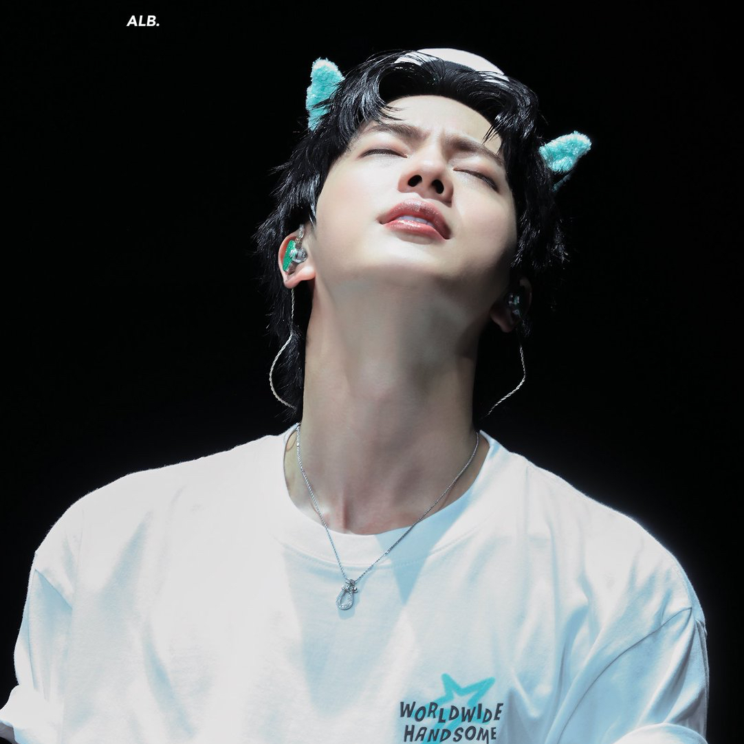 Foto aktivitas terbaru Jin (BTS)