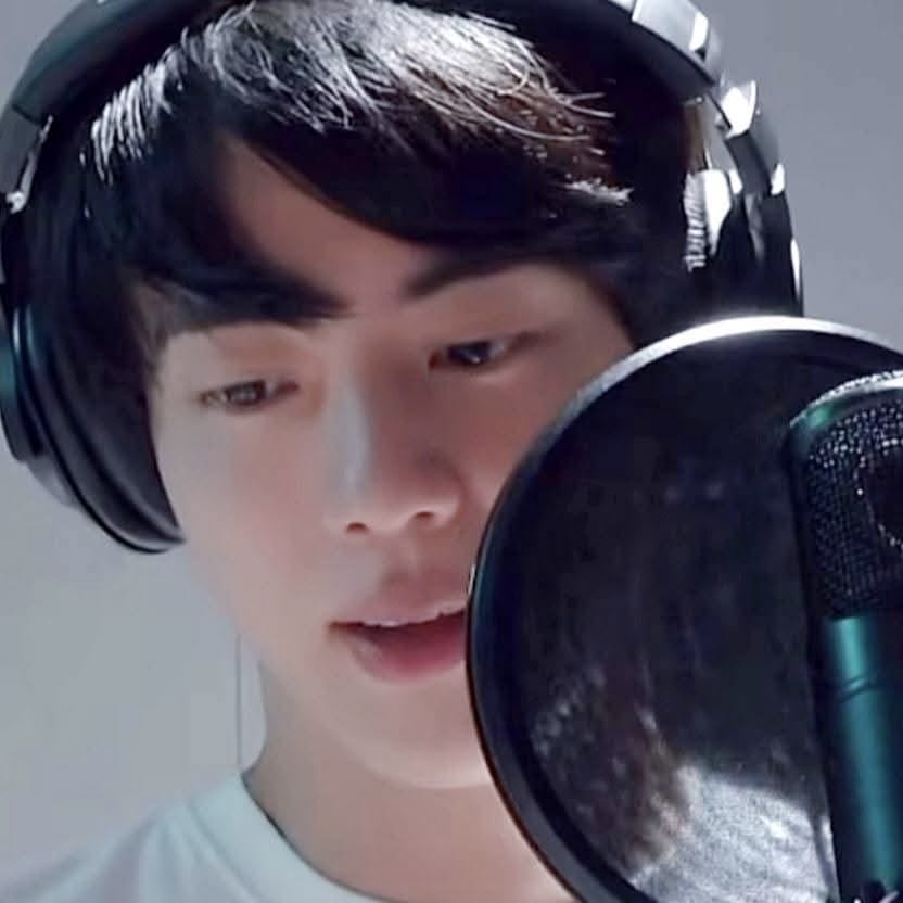 Momen yang diabadikan oleh penggemar Jin (BTS)