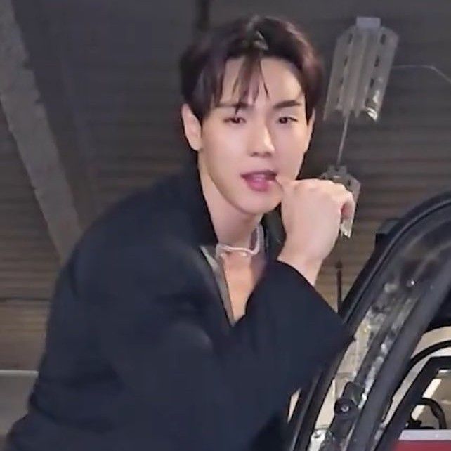 Behind-the-scenes cut of Shownu (MONSTA X)