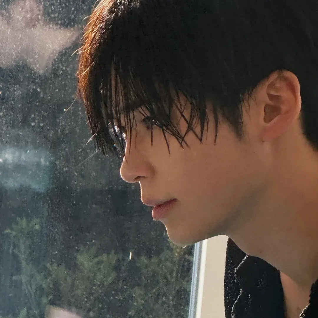 Recent activity shot of Sung Hanbin (ZEROBASEONE)
