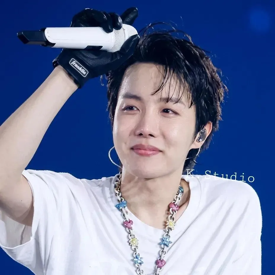 Foto aktivitas terbaru j-hope (BTS)