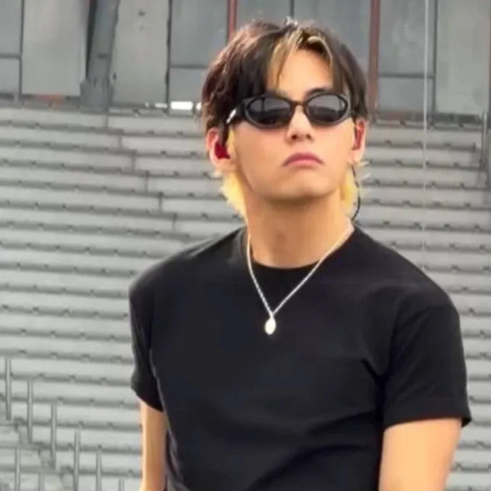 Foto aktivitas terbaru V (BTS)