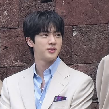 Foto aktivitas terbaru Jin (BTS)