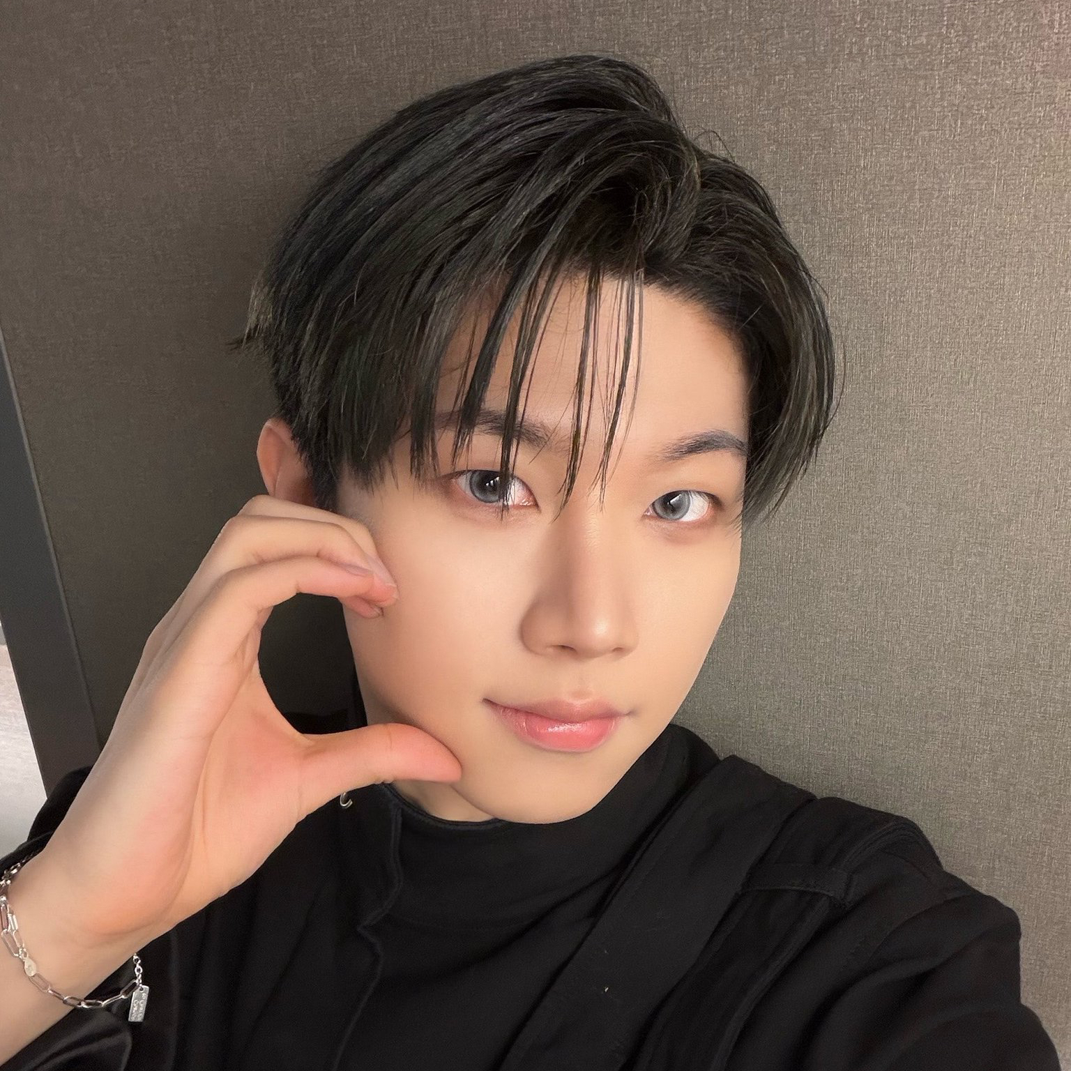 Behind-the-scenes cut of Hyunwoo (Xikers)